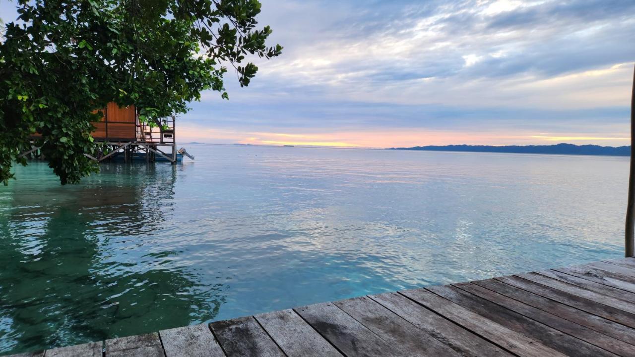 Terimakasih Homestay Pulau Mansuar Exterior foto